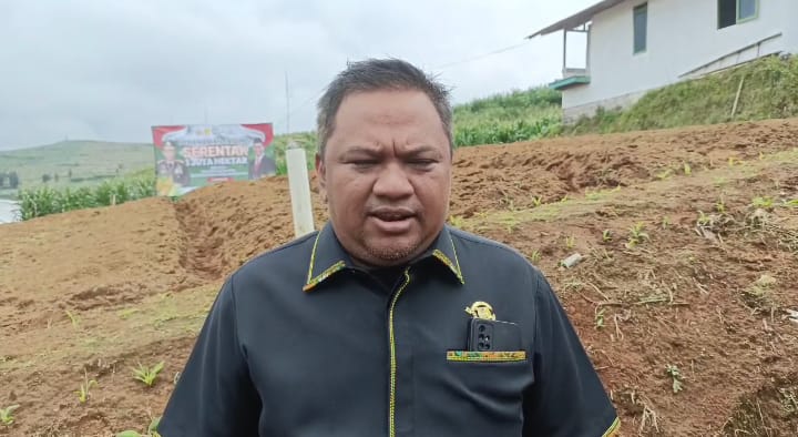 Ketua DPRD Kabupaten Sukabumi, Budi Azhar Mutawali, saat menghadiri kegiatan penanaman jagung di Desa Sukamulya, Kecamatan Caringin, Selasa (21/01/2025).