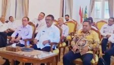 Ketua DPRD Kab. Sukabumi, Budi Azhar Mutawali (kanan), Bupati Sukabumi, Asep Japar (tengah), Sekda Kab. Sukabumi, Ade Suryaman (kiri), saat menghadiri zoom meeting peluncuran Indikator IPKD MCP tahun 2025.