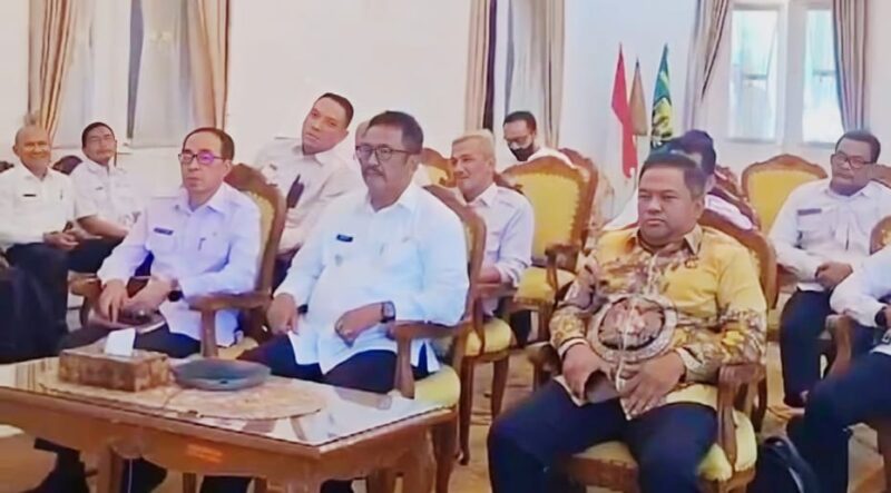 Ketua DPRD Kab. Sukabumi, Budi Azhar Mutawali (kanan), Bupati Sukabumi, Asep Japar (tengah), Sekda Kab. Sukabumi, Ade Suryaman (kiri), saat menghadiri zoom meeting peluncuran Indikator IPKD MCP tahun 2025.