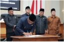 Penandatanganan Raperda tentang Pembentukan Produk Hukum Daerah, Kamis (6/3/2025).