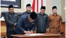 Penandatanganan Raperda tentang Pembentukan Produk Hukum Daerah, Kamis (6/3/2025).