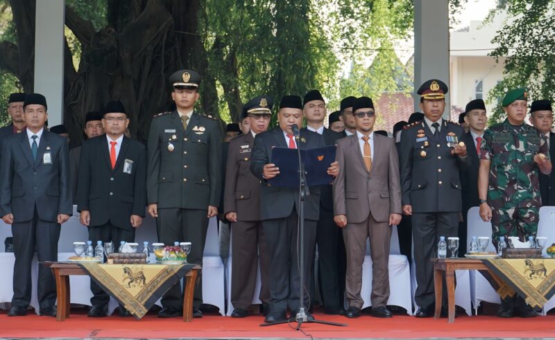 Ketua DPRD Kabupaten Sukabumi, Budi Azhar Mutawali, mendapat kehormatan membacakan teks Pancasila, Senin (2/6/2025).