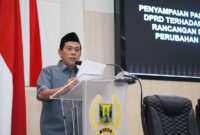 Junajah Jajah saat menyampaikan pandangan umum Fraksi PDIP terkait Raperda Perubahan APBD 2025. | Foto : Dok. DPRD