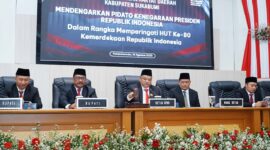 Ketua DPRD Kabupaten Sukabumi, Budi Azhar Mutawali, pimpin rapat paripurna dengan agenda mendengarkan Pidato Kenegaraan Presiden pada HUT ke-80 RI. | Foto : Dok. DPRD