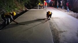 Kegiatan kontruksi perkerasan beton ruas jalan Nagrak-Cibadak, Jumat (3/10/2025).