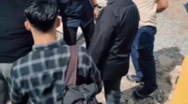 Monitoring pembangunan rumah panggung untuk warga terdampak banjir di Palabuhanratu, Selasa (2/12/2025).