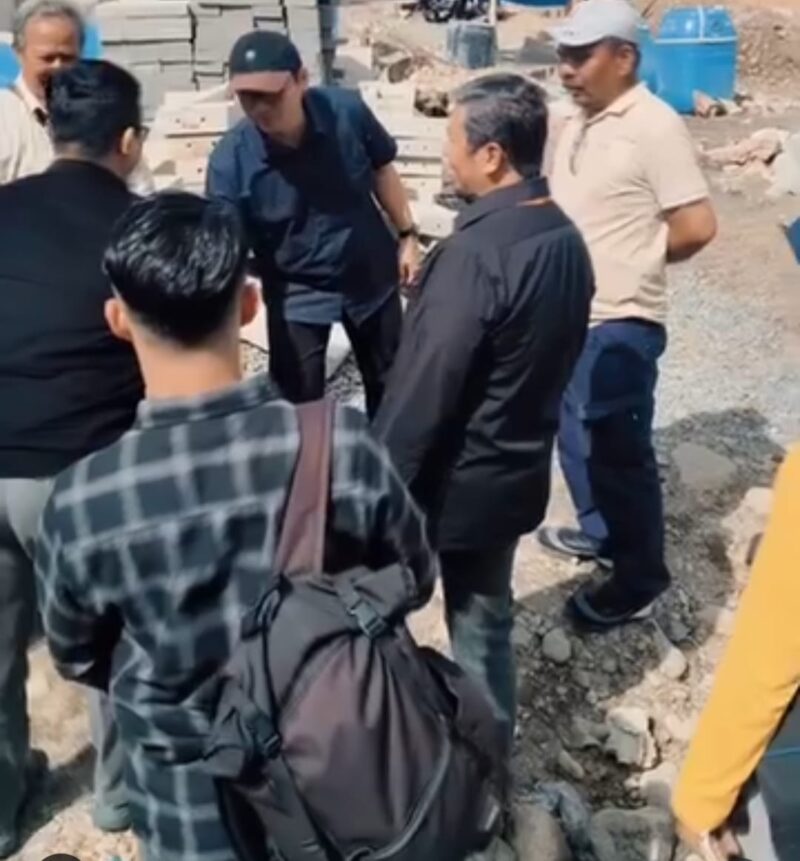 Monitoring pembangunan rumah panggung untuk warga terdampak banjir di Palabuhanratu, Selasa (2/12/2025).