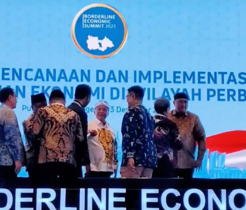 Kepala Dinas Perkim Kabupaten Sukabumi, Sendi Apriadi, (depan kanan).