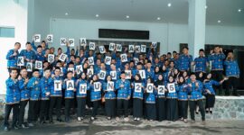 Foto bersama usai pelantikan PPPK paruh waktu dihalaman depan Gedung DPRD Kabupaten Sukabumi, Kamis (4/12/2025). | Foto : Dok. DPRD