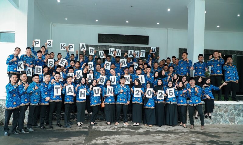 Foto bersama usai pelantikan PPPK paruh waktu dihalaman depan Gedung DPRD Kabupaten Sukabumi, Kamis (4/12/2025). | Foto : Dok. DPRD