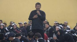 Bupati Sukabumi, Asep Japar, saat berdialog dengan para GTK PPPK paruh waktu di GOR Pemuda Cisaat, Kamis (22/1/2026).