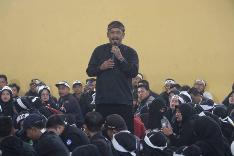 Bupati Sukabumi, Asep Japar, saat berdialog dengan para GTK PPPK paruh waktu di GOR Pemuda Cisaat, Kamis (22/1/2026).