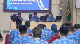 Bupati Sukabumi, Asep Japar (tengah).