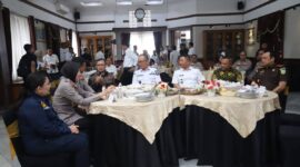 Ketua DPRD Kabupaten Sukabumi, Budi Azhar Mutawali (kanan kedua)