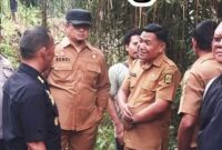 Kepala Disperkim Kabupaten Sukabumi, Sendi Apriadi, saat survei lokasi terdampak bencana