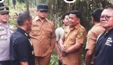 Kepala Disperkim Kabupaten Sukabumi, Sendi Apriadi, saat survei lokasi terdampak bencana