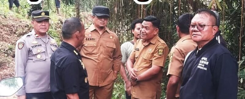 Kepala Disperkim Kabupaten Sukabumi, Sendi Apriadi, saat survei lokasi terdampak bencana