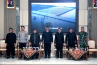 Ketua DPRD Kabupaten Sukabumi, Budi Azhar Mutawali (dari kiri ketiga) saat menghadiri peringatan Hardesnas 2026 di Aula Setda, Kamis (15/1/2026).