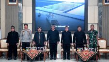 Ketua DPRD Kabupaten Sukabumi, Budi Azhar Mutawali (dari kiri ketiga) saat menghadiri peringatan Hardesnas 2026 di Aula Setda, Kamis (15/1/2026).