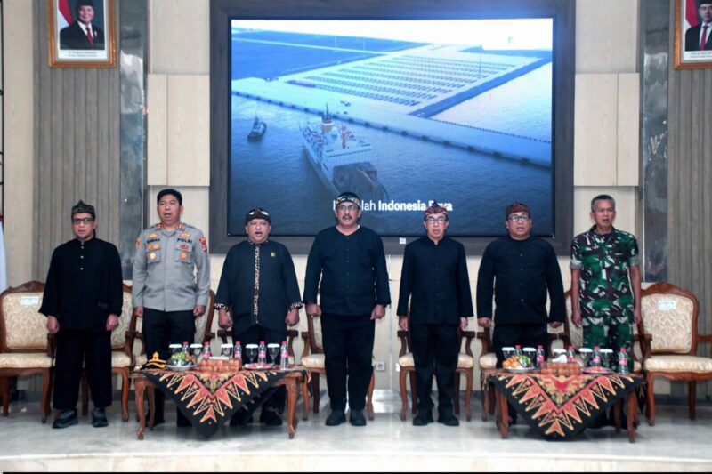 Ketua DPRD Kabupaten Sukabumi, Budi Azhar Mutawali (dari kiri ketiga) saat menghadiri peringatan Hardesnas 2026 di Aula Setda, Kamis (15/1/2026).