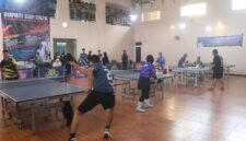 Para atlet menampilkan keterampilannya di turnamen tenis meja Bupati Cup 2026.
