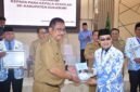 Bupati Sukabumi, Asep Japar, saat menerima buku karya Ketua DPP AKSi Jawa Barat, Dudung Narullah Koswara, Selasa (15/9/2026).