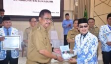 Bupati Sukabumi, Asep Japar, saat menerima buku karya Ketua DPP AKSi Jawa Barat, Dudung Narullah Koswara, Selasa (15/9/2026).