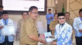 Bupati Sukabumi, Asep Japar, saat menerima buku karya Ketua DPP AKSi Jawa Barat, Dudung Narullah Koswara, Selasa (15/9/2026).