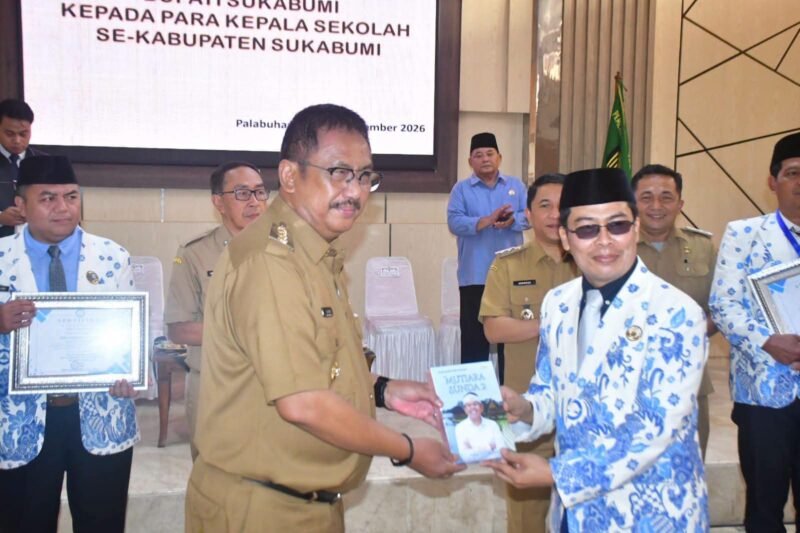 Bupati Sukabumi, Asep Japar, saat menerima buku karya Ketua DPP AKSi Jawa Barat, Dudung Narullah Koswara, Selasa (15/9/2026).
