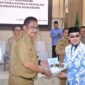 Bupati Sukabumi, Asep Japar, saat menerima buku karya Ketua DPP AKSi Jawa Barat, Dudung Narullah Koswara, Selasa (15/9/2026).