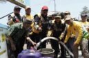 Bupati Sukabumi, Asep Japar, menyalurkan air bersih kepada warga.