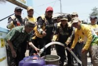Bupati Sukabumi, Asep Japar, menyalurkan air bersih kepada warga.