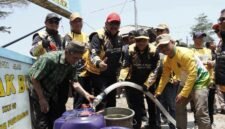 Bupati Sukabumi, Asep Japar, menyalurkan air bersih kepada warga.