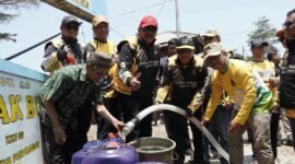Bupati Sukabumi, Asep Japar, menyalurkan air bersih kepada warga.