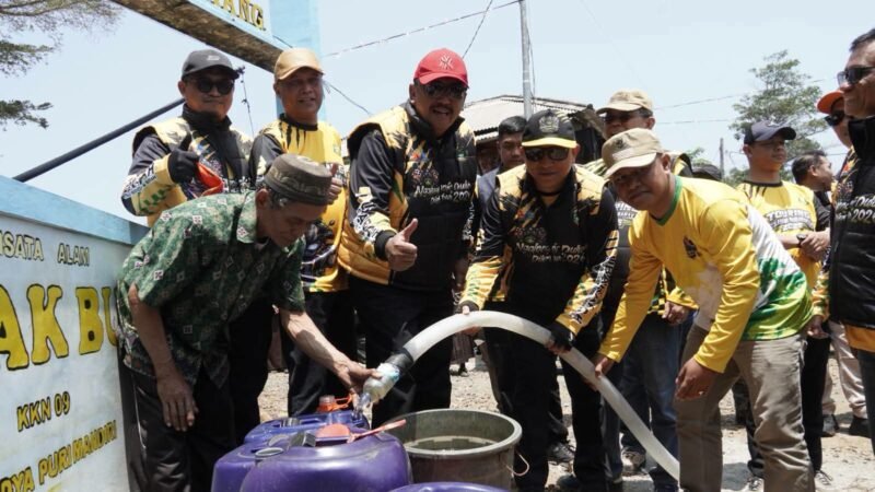 Bupati Sukabumi, Asep Japar, menyalurkan air bersih kepada warga.