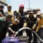 Bupati Sukabumi, Asep Japar, menyalurkan air bersih kepada warga.