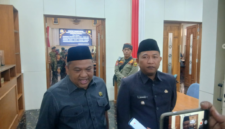 Ketua DPRD Kabupaten Sukabumi, Budi Azhar Mutawali (kiri), dan Wakil Bupati Sukabumi, Andreas (kanan).