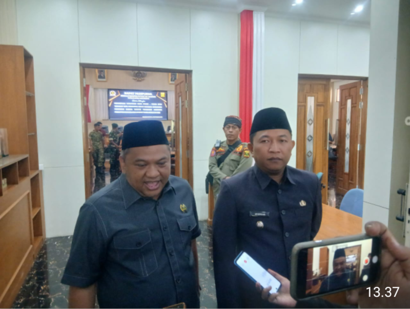 Ketua DPRD Kabupaten Sukabumi, Budi Azhar Mutawali (kiri), dan Wakil Bupati Sukabumi, Andreas (kanan).