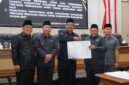 Pimpinan DPRD Kabupaten Sukabumi bersama Bupati Sukabumi, Asep Japar (tengah), setelah penandatanganan kesepakatan RAPBD menjadi APBD Perubahan 2026, Rabu (16/9/2026).