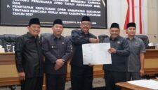 Pimpinan DPRD Kabupaten Sukabumi bersama Bupati Sukabumi, Asep Japar (tengah), setelah penandatanganan kesepakatan RAPBD menjadi APBD Perubahan 2026, Rabu (16/9/2026).