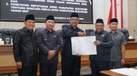 Pimpinan DPRD Kabupaten Sukabumi bersama Bupati Sukabumi, Asep Japar (tengah), setelah penandatanganan kesepakatan RAPBD menjadi APBD Perubahan 2026, Rabu (16/9/2026).