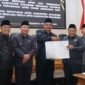Pimpinan DPRD Kabupaten Sukabumi bersama Bupati Sukabumi, Asep Japar (tengah), setelah penandatanganan kesepakatan RAPBD menjadi APBD Perubahan 2026, Rabu (16/9/2026).