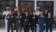 Mansyurudin, anggota DPRD Kabupaten Sukabumi dari Fraksi Golkar dan PAN (ujung kanan) saat poto bersama, Senin (5/10/2026).